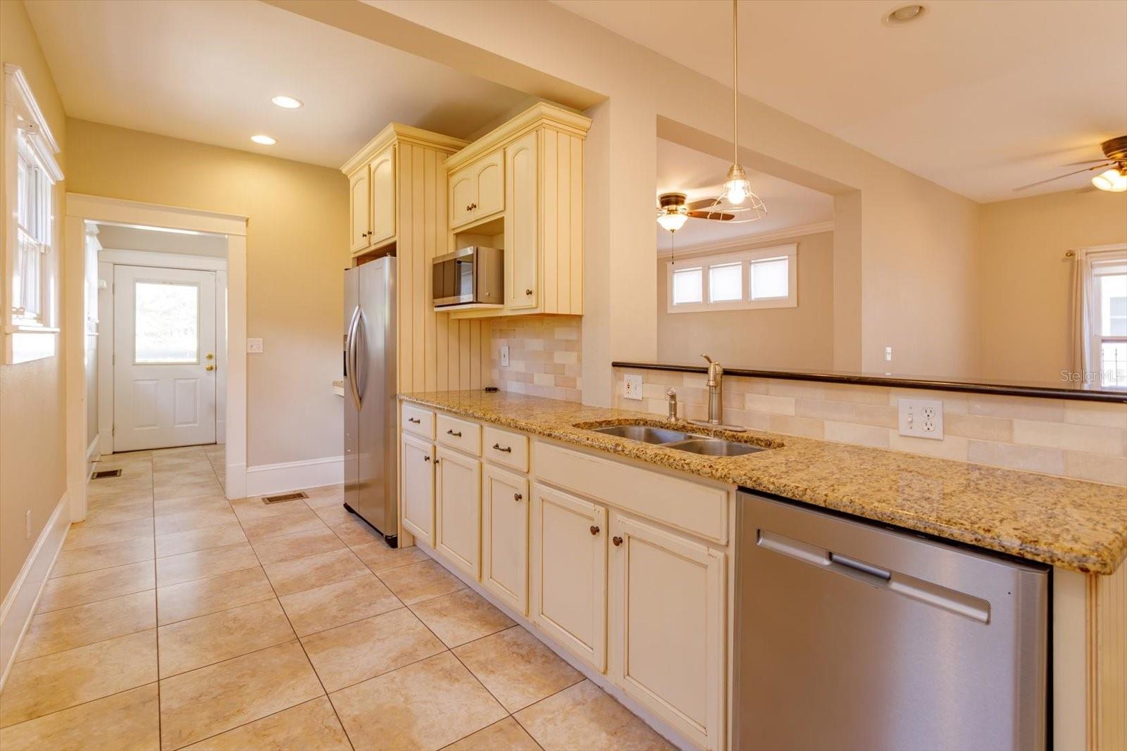 Image 17 of 47 For 817 Livingston Street