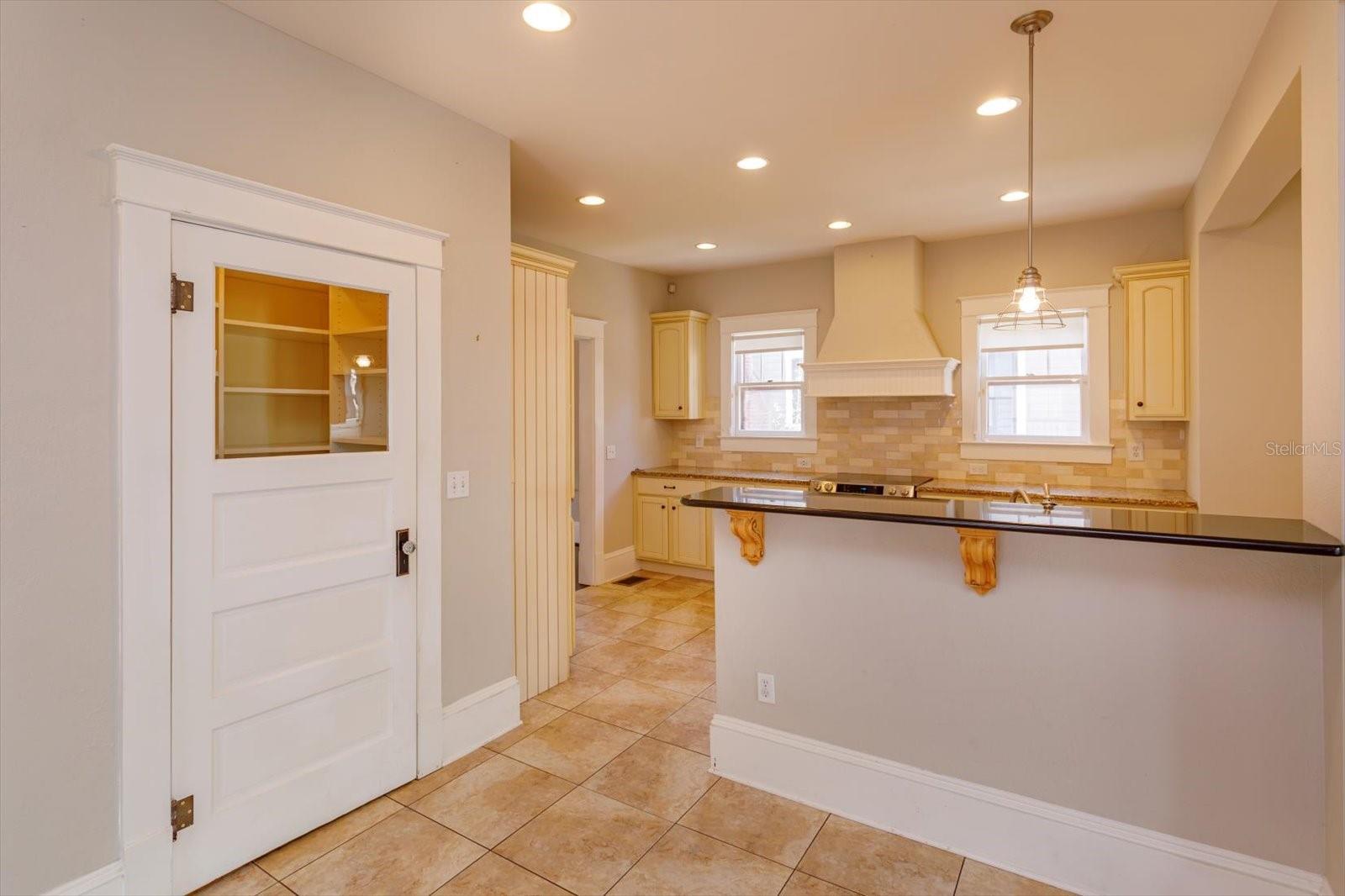 Image 18 of 47 For 817 Livingston Street