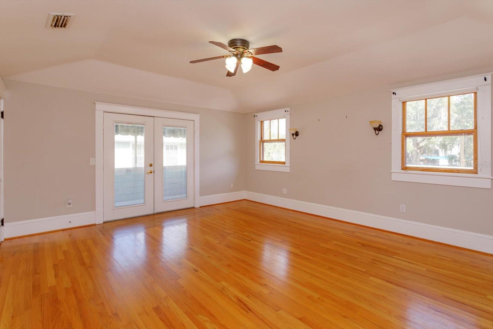 Image 25 of 47 For 817 Livingston Street