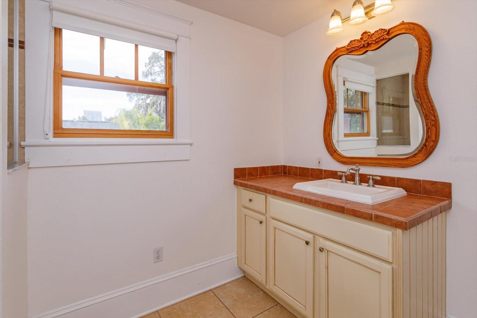 Image 27 of 47 For 817 Livingston Street