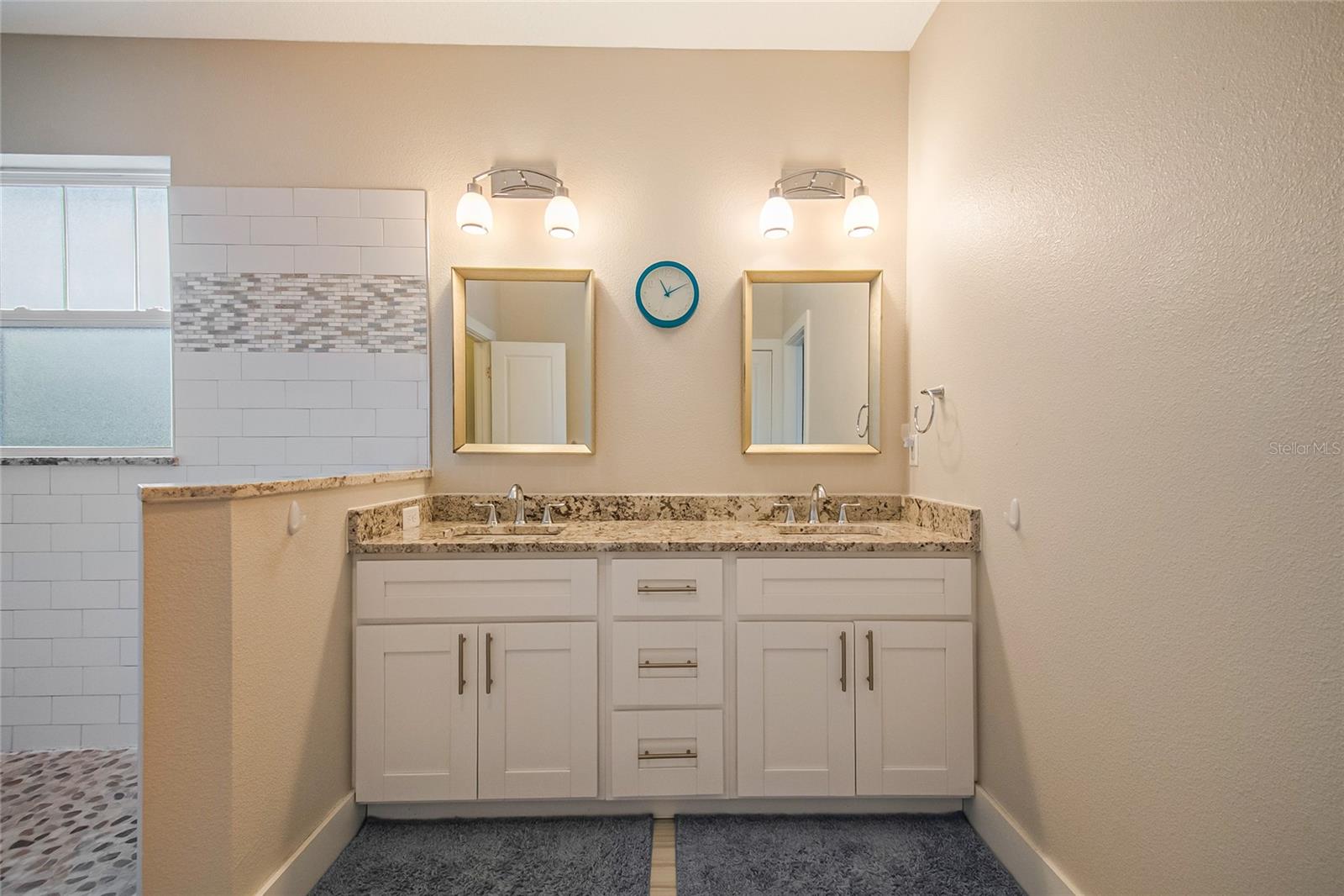 Image 16 of 27 For 2121 Kaley Avenue 1