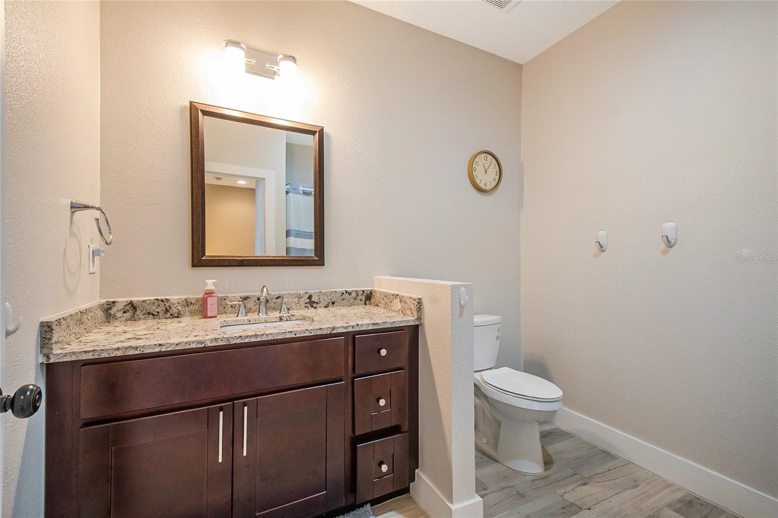 Image 23 of 27 For 2121 Kaley Avenue 1