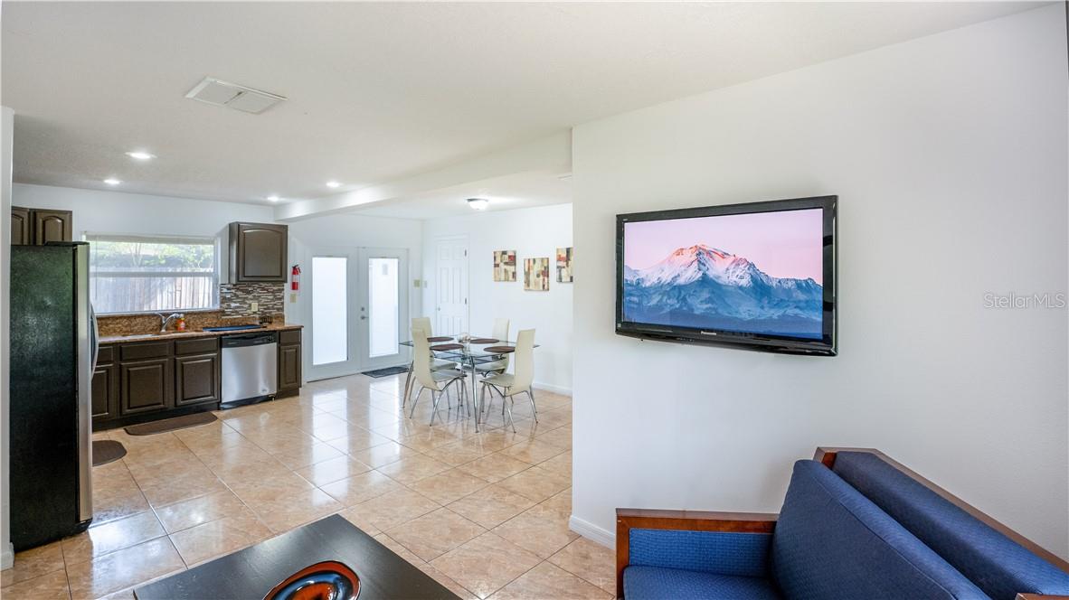 Listing photo id 8 for 2721 Raeford Road