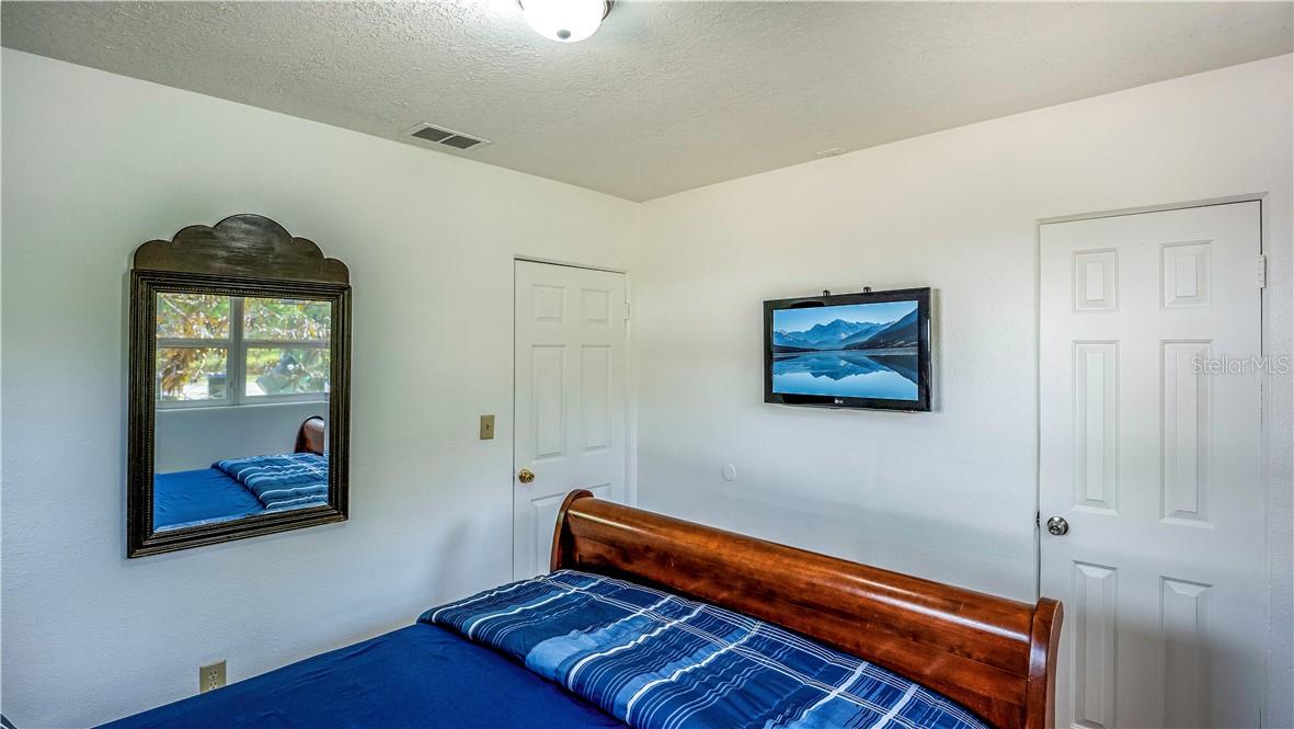 Listing photo id 10 for 2721 Raeford Road