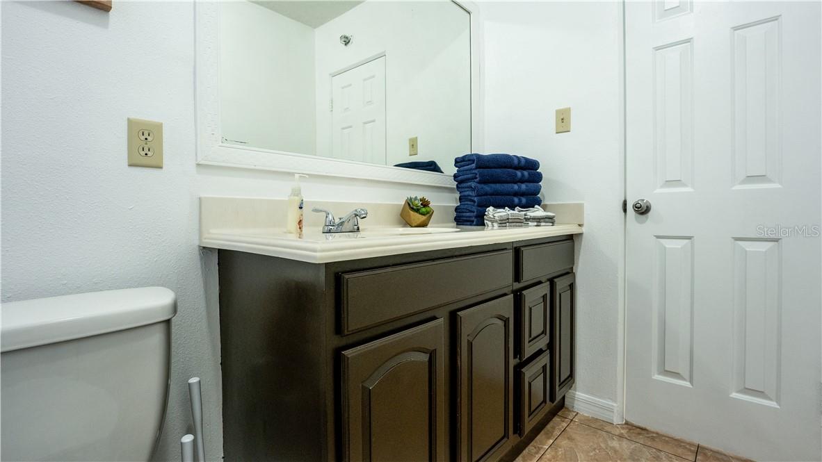 Listing photo id 12 for 2721 Raeford Road