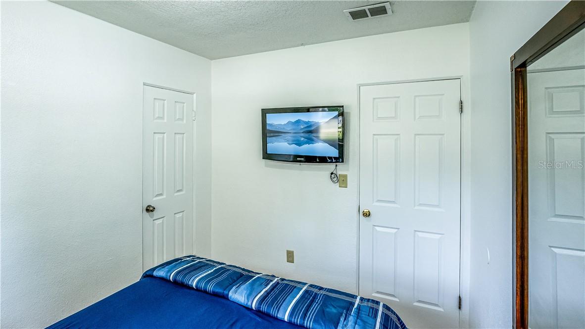 Listing photo id 14 for 2721 Raeford Road