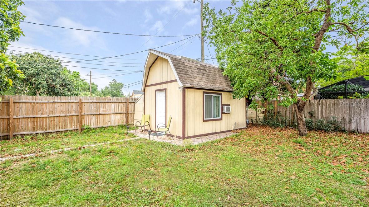 Listing photo id 15 for 2721 Raeford Road