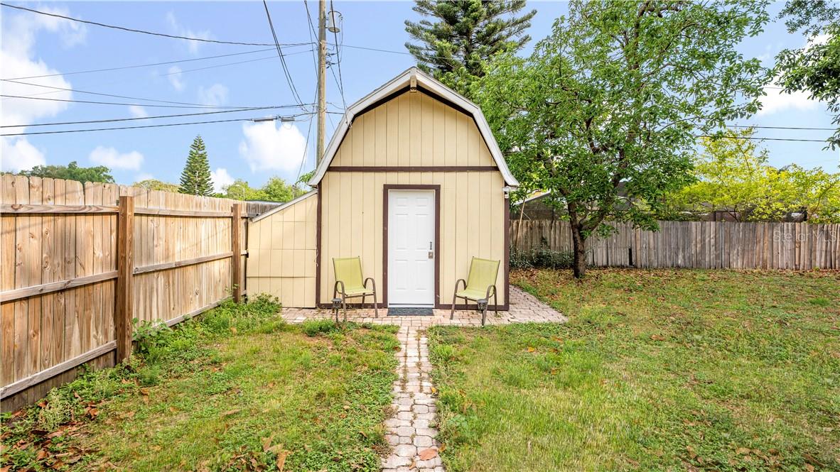 Listing photo id 16 for 2721 Raeford Road