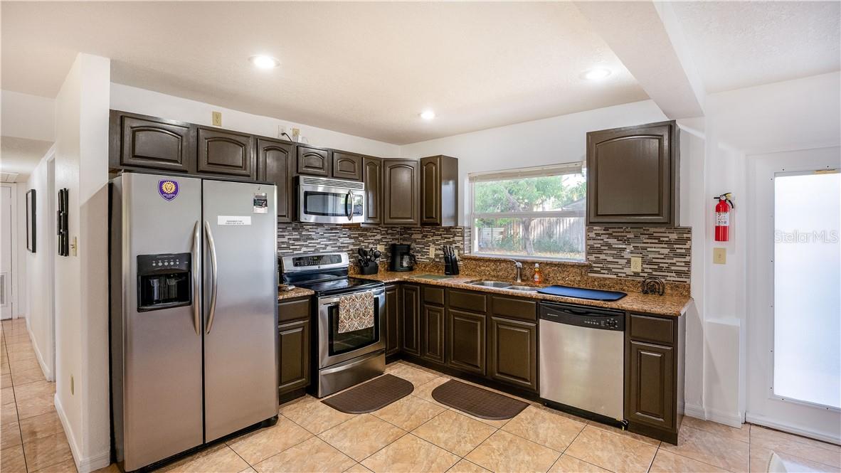 Listing photo id 4 for 2721 Raeford Road