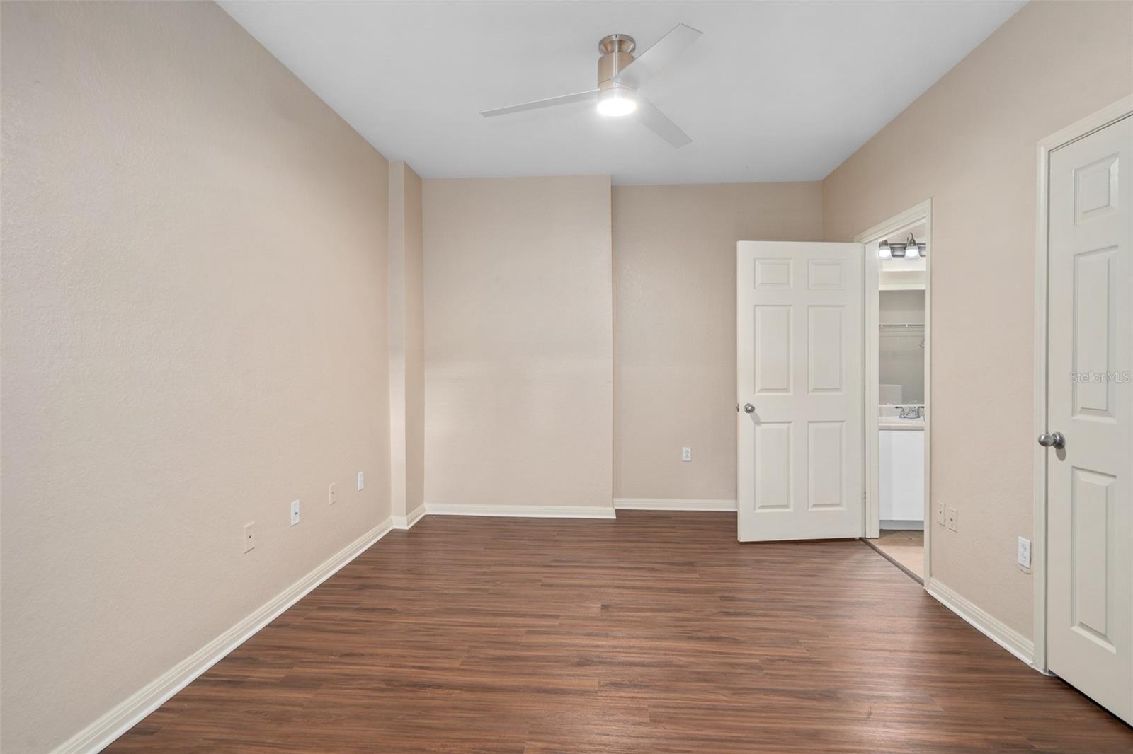 Image 12 of 50 For 911 Orange 511