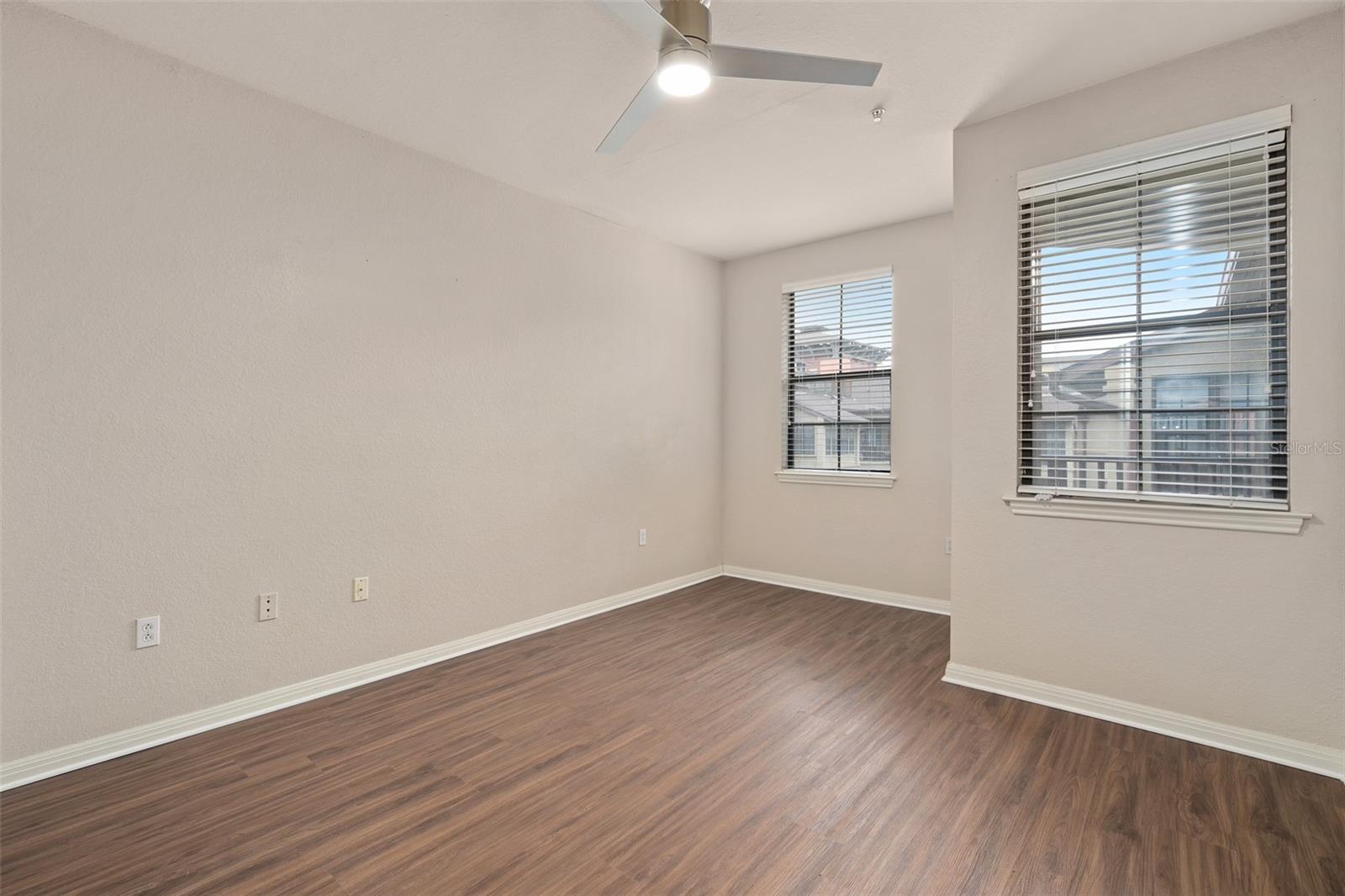 Image 20 of 50 For 911 Orange 511