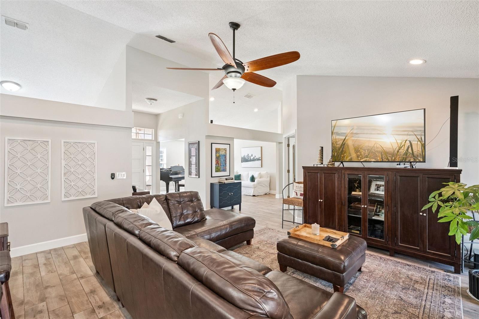 Image 11 of 34 For 307 Oak Leaf Circle