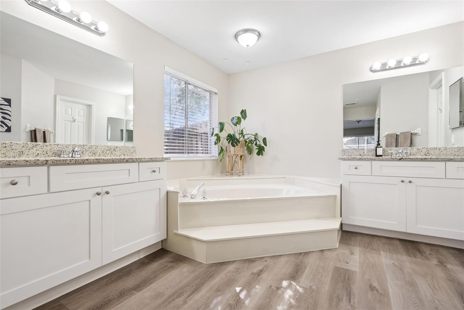 Image 22 of 34 For 307 Oak Leaf Circle