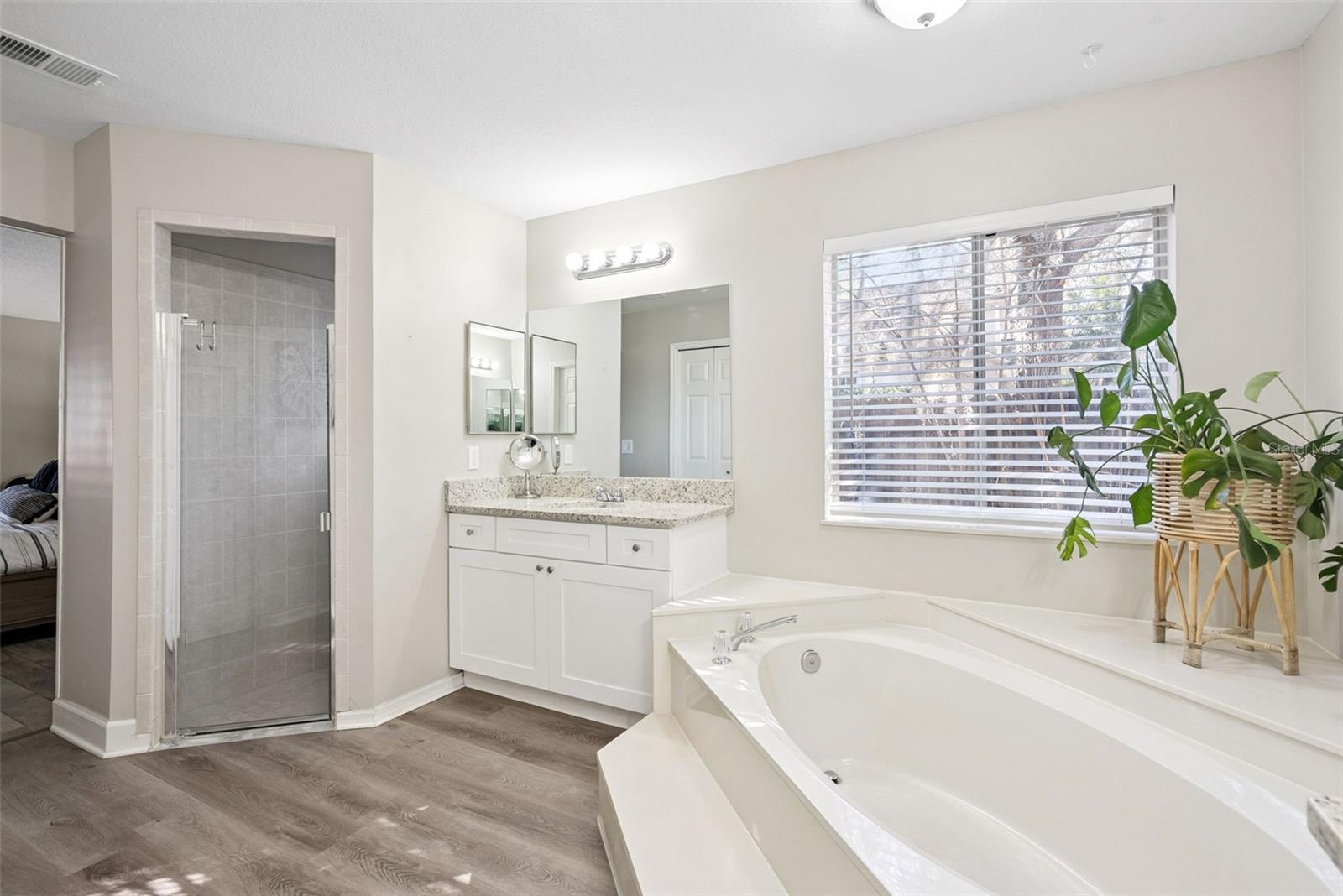 Image 23 of 34 For 307 Oak Leaf Circle