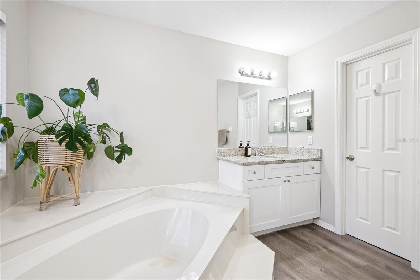 Image 25 of 34 For 307 Oak Leaf Circle