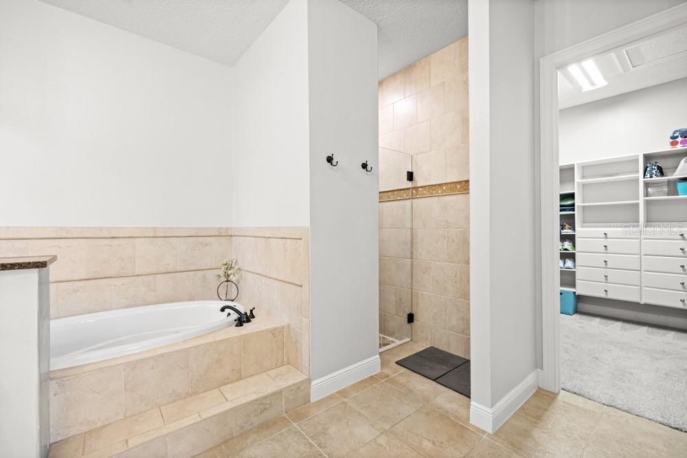 Image 29 of 63 For 527 Blue Water Edge Drive