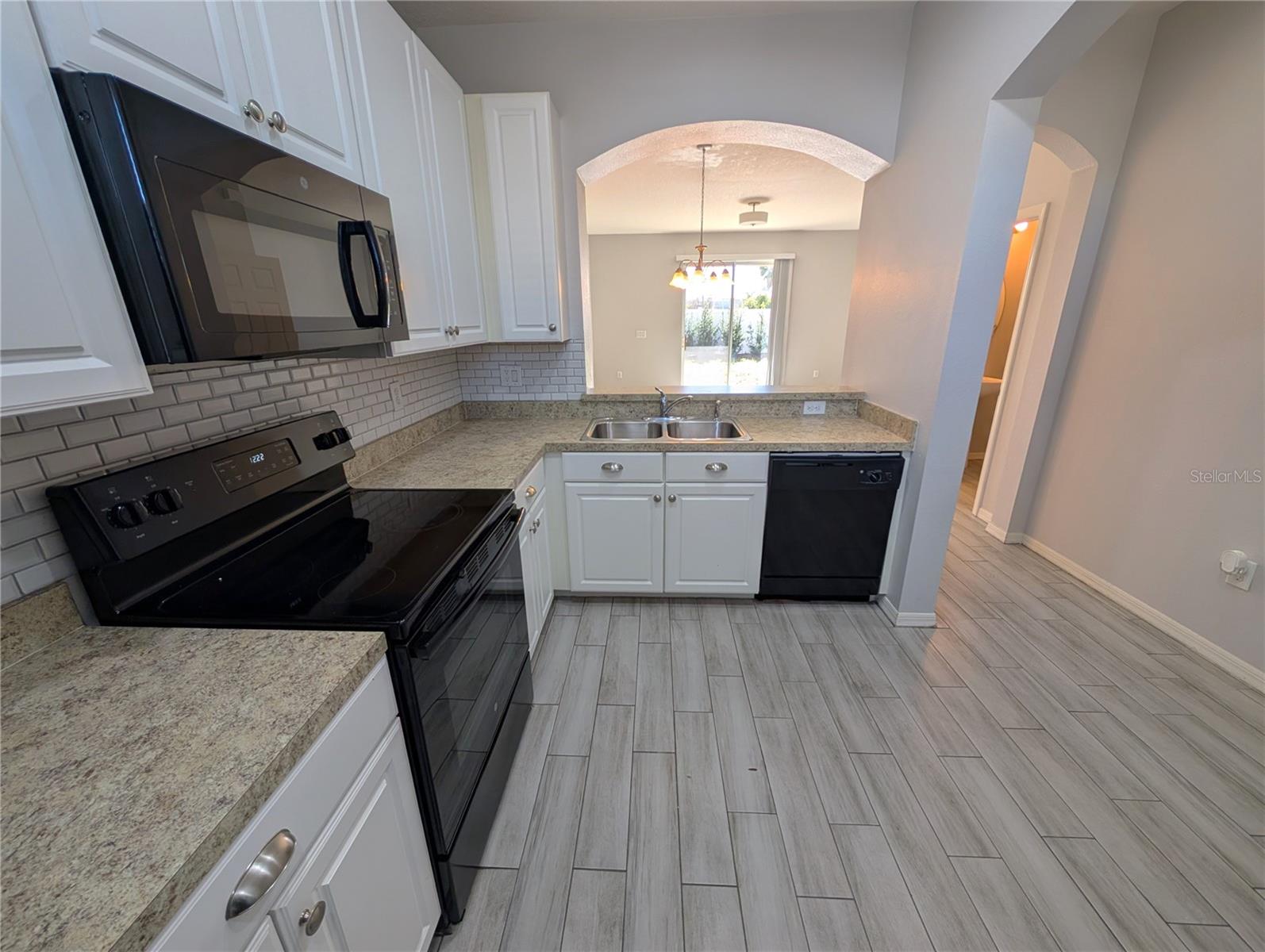 Image 4 of 15 For 8955 Walnut Gable Court