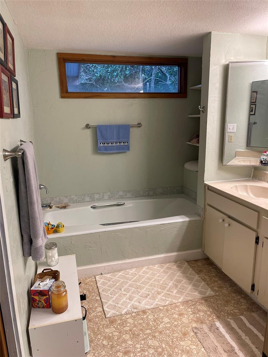 Image 13 of 34 For 14 Canterbury Drive