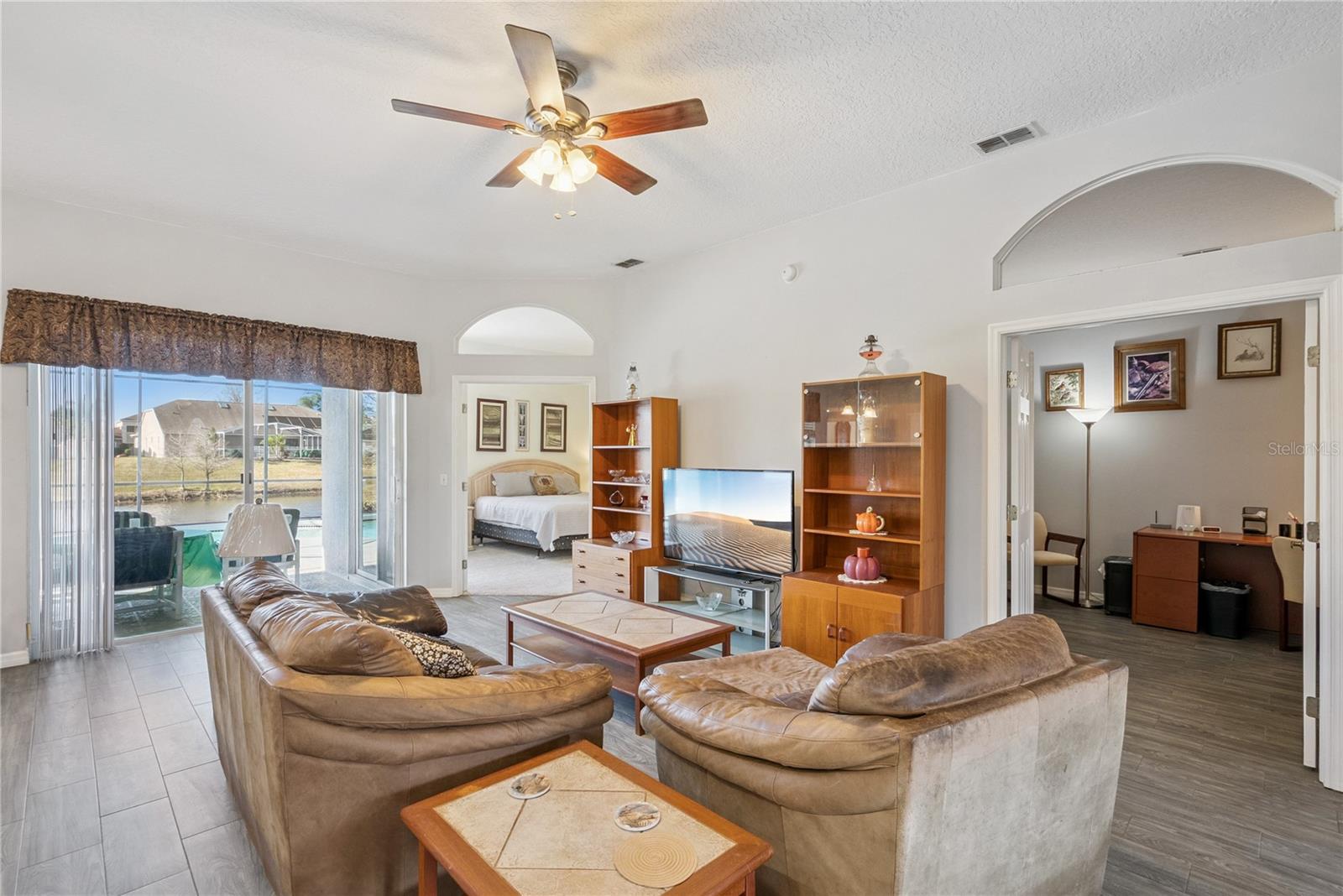 Image 14 of 43 For 639 Lakehaven Circle