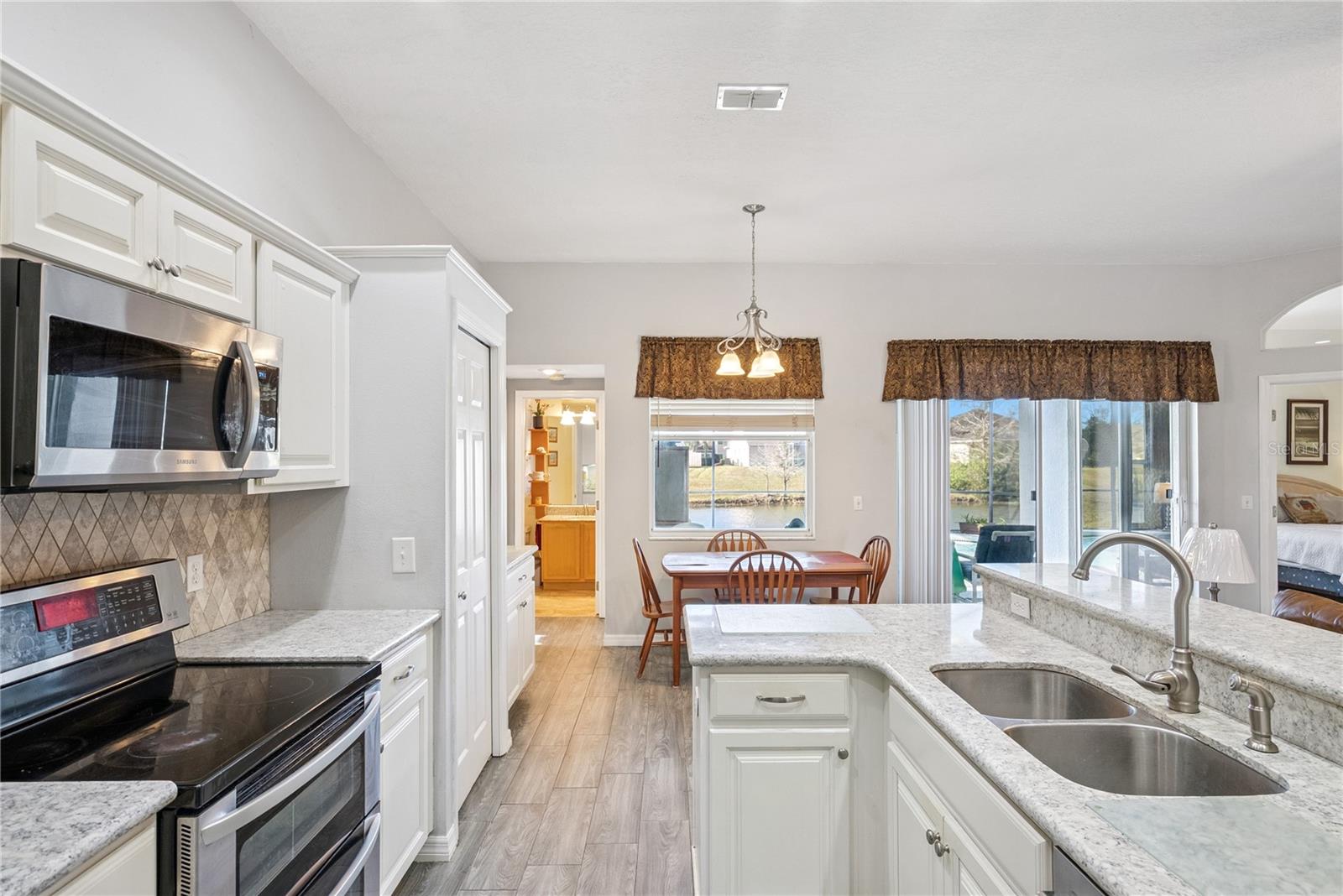 Image 18 of 43 For 639 Lakehaven Circle