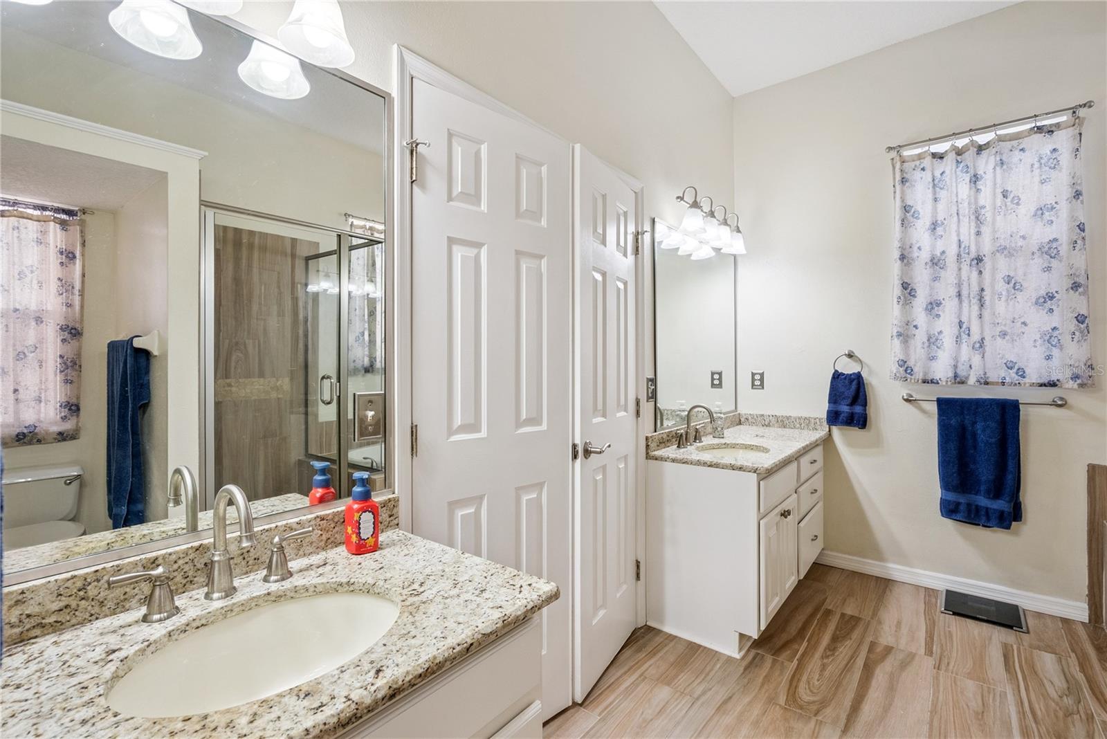 Image 27 of 43 For 639 Lakehaven Circle