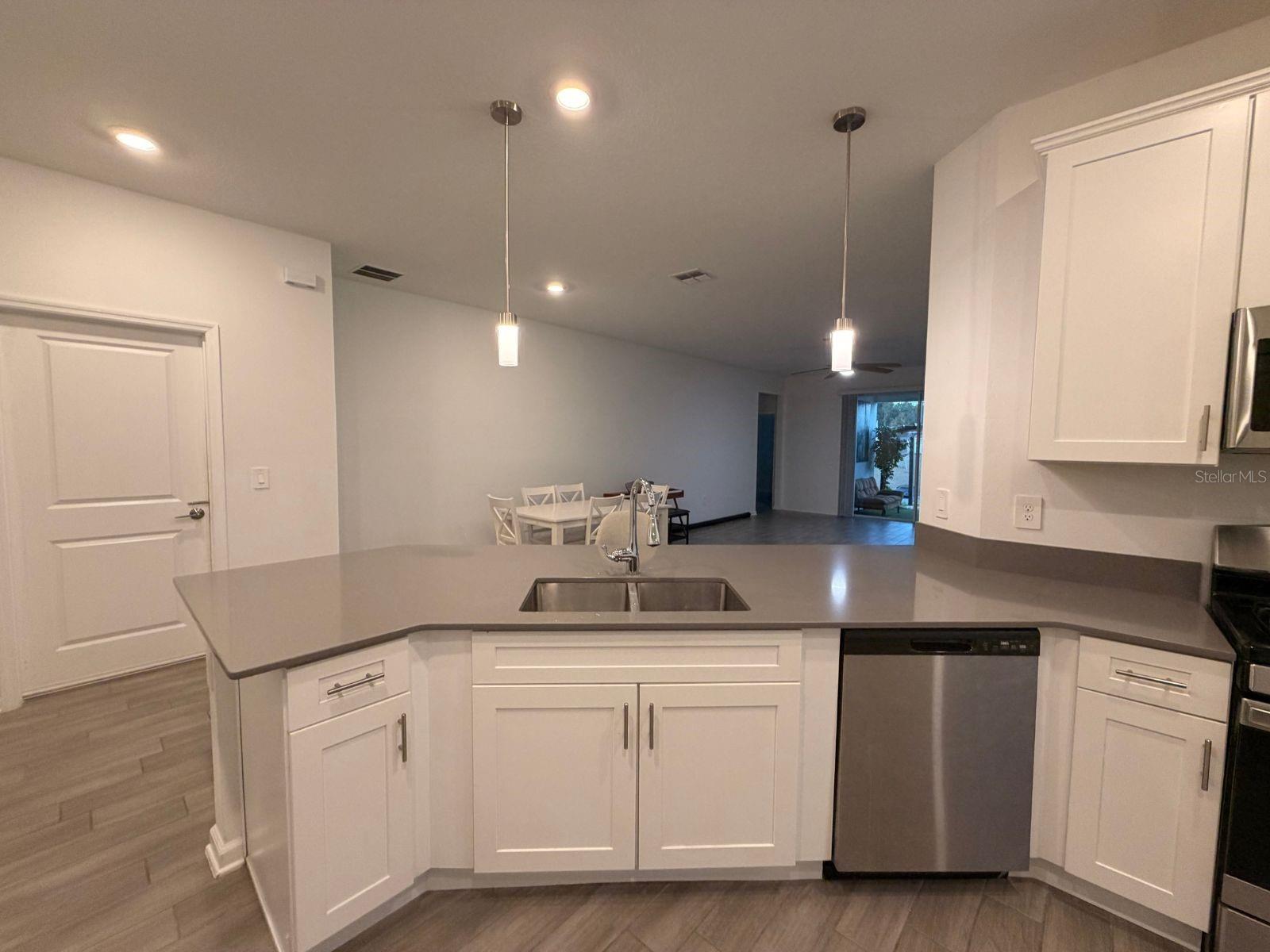 Image 5 of 30 For 9412 Revere Ave Avenue