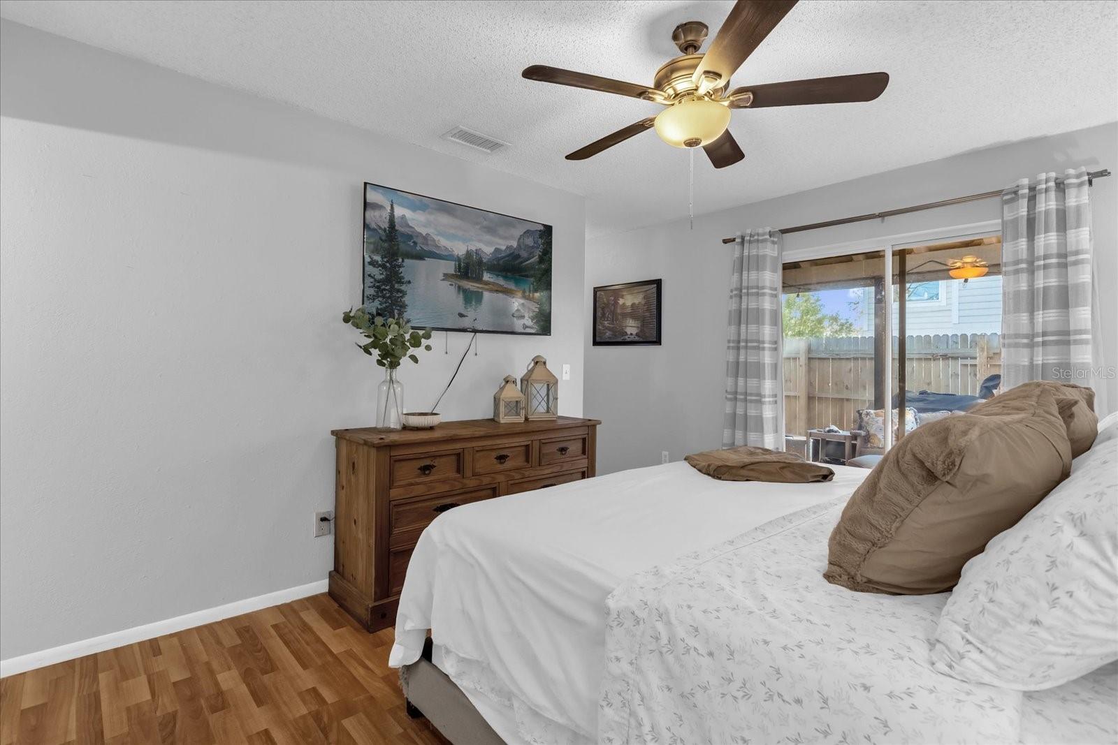 Image 18 of 28 For 1037 Burnett Street