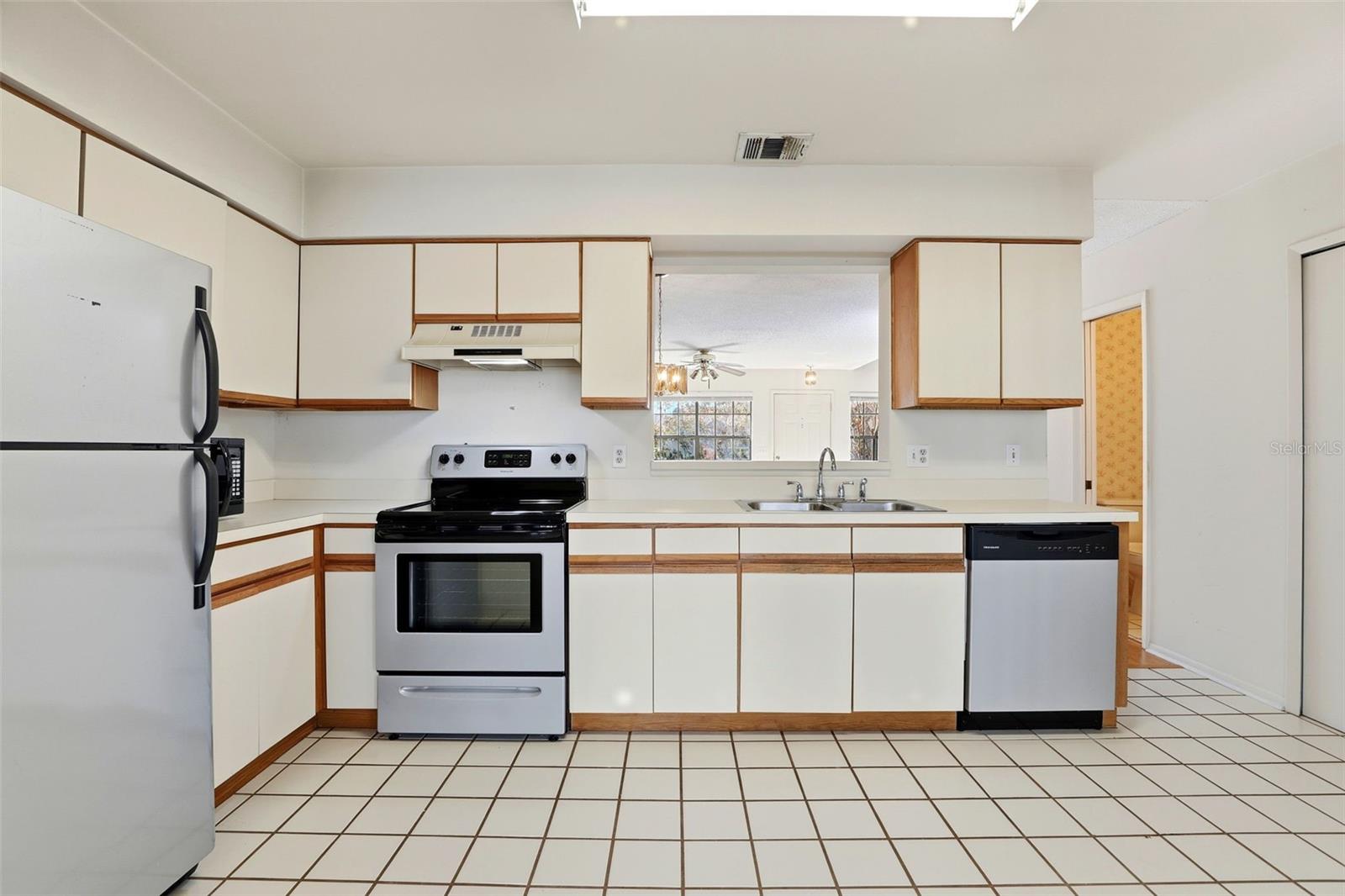 Image 14 of 31 For 2954 Embassy Court