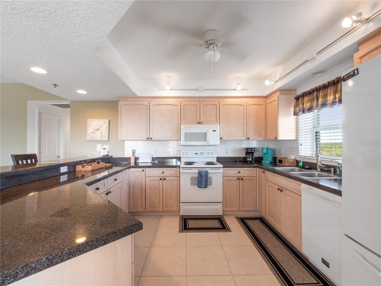 Image 6 of 33 For 5300 Atlantic Avenue 4-407