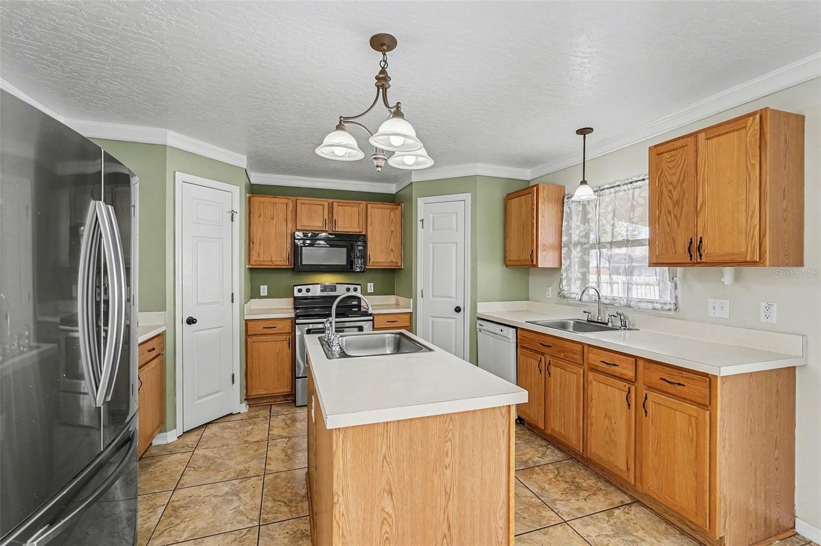 Image 12 of 43 For 194 Abalone Road Nw