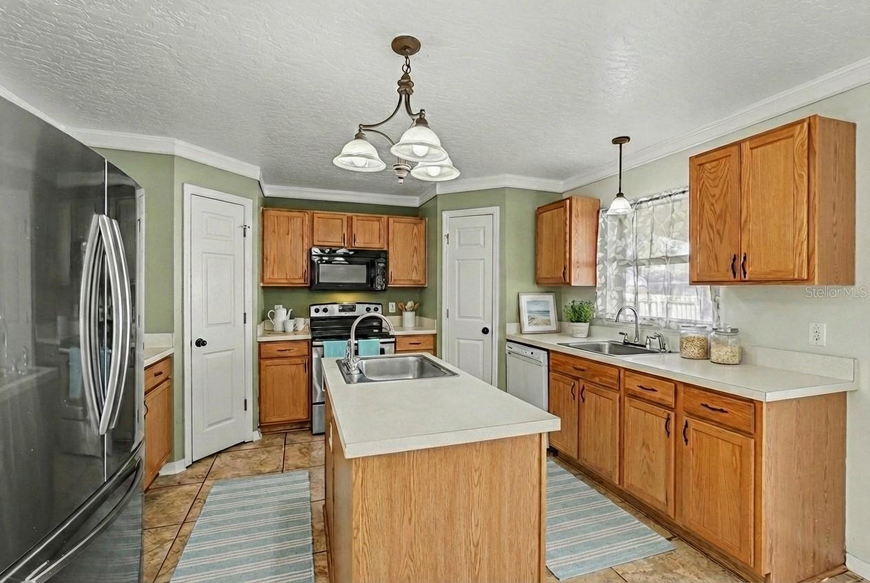 Image 13 of 43 For 194 Abalone Road Nw