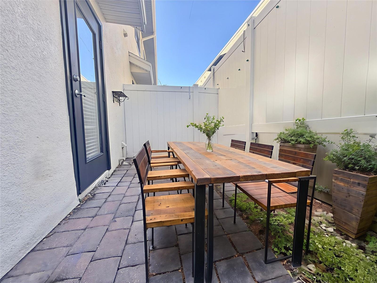 Image 6 of 31 For 307 New Hampshire Street 6