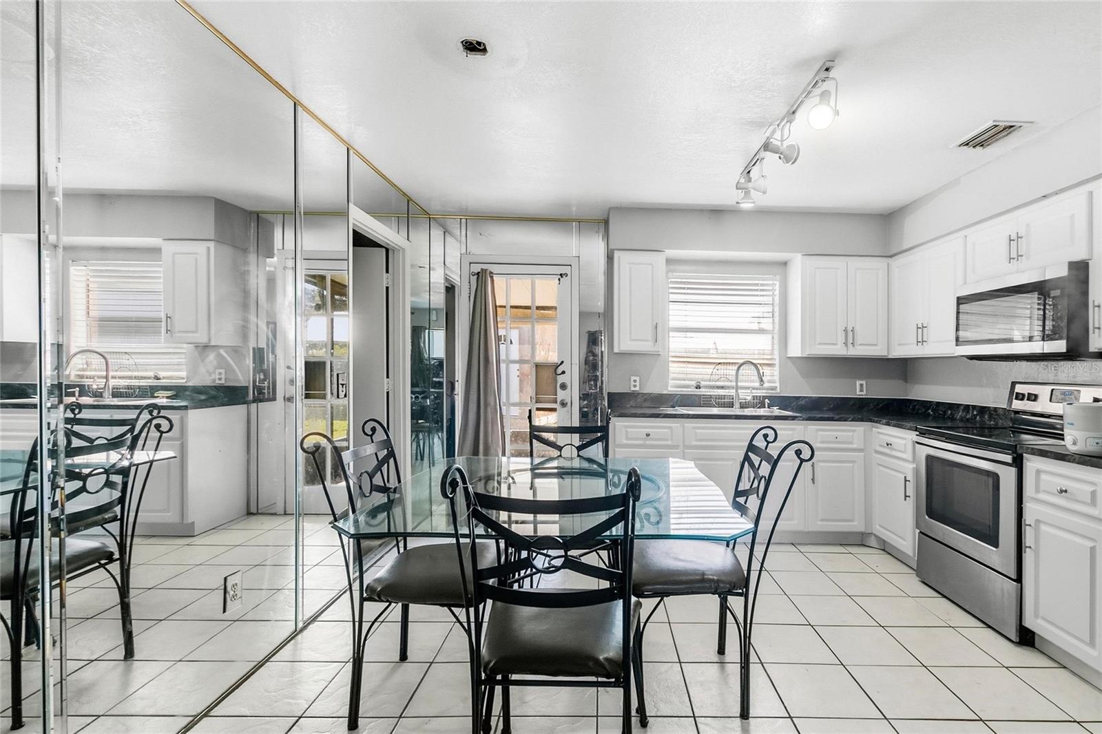 Image 16 of 18 For 230 Roosevelt Square