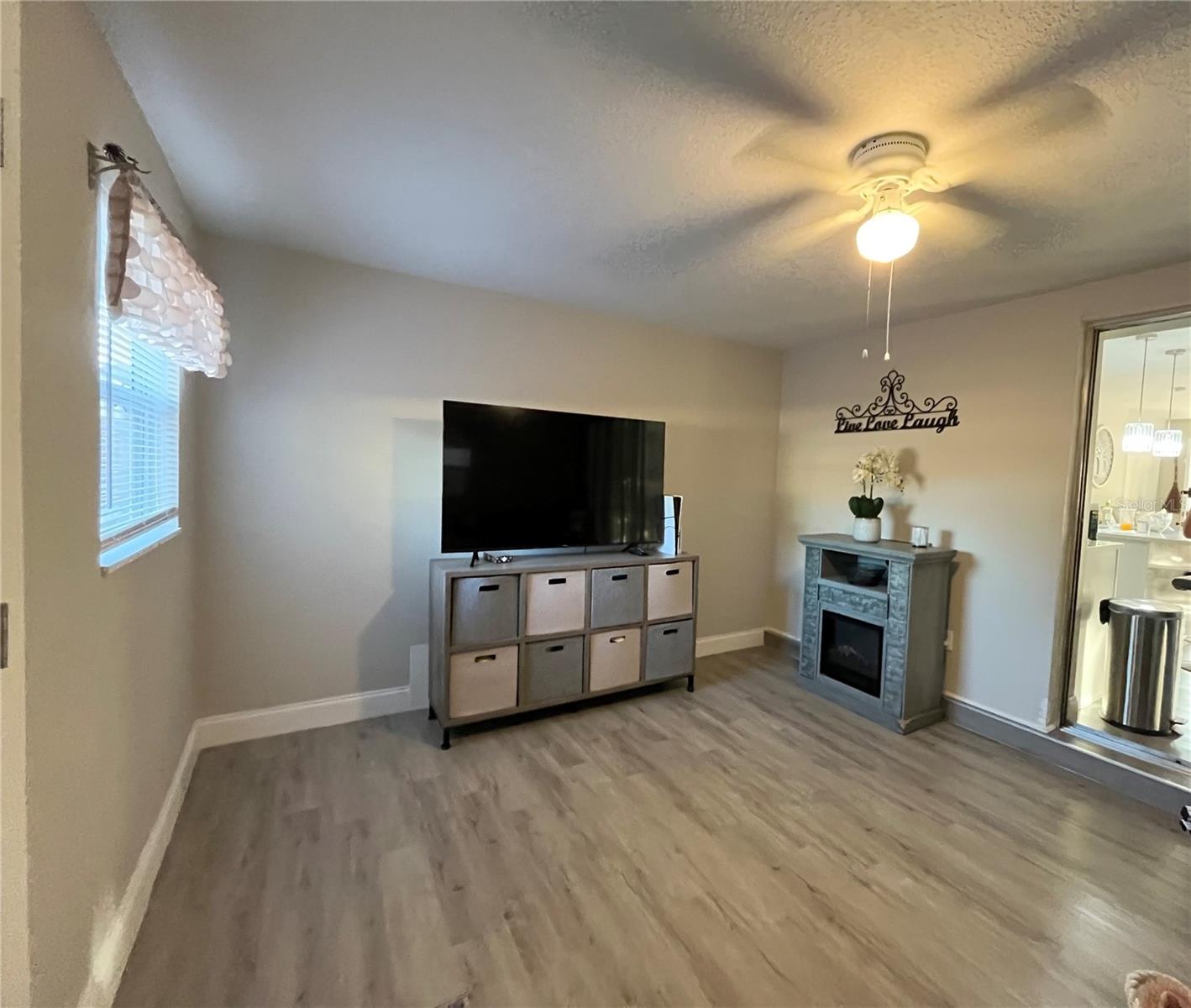 Image 15 of 36 For 409 Camellia Avenue