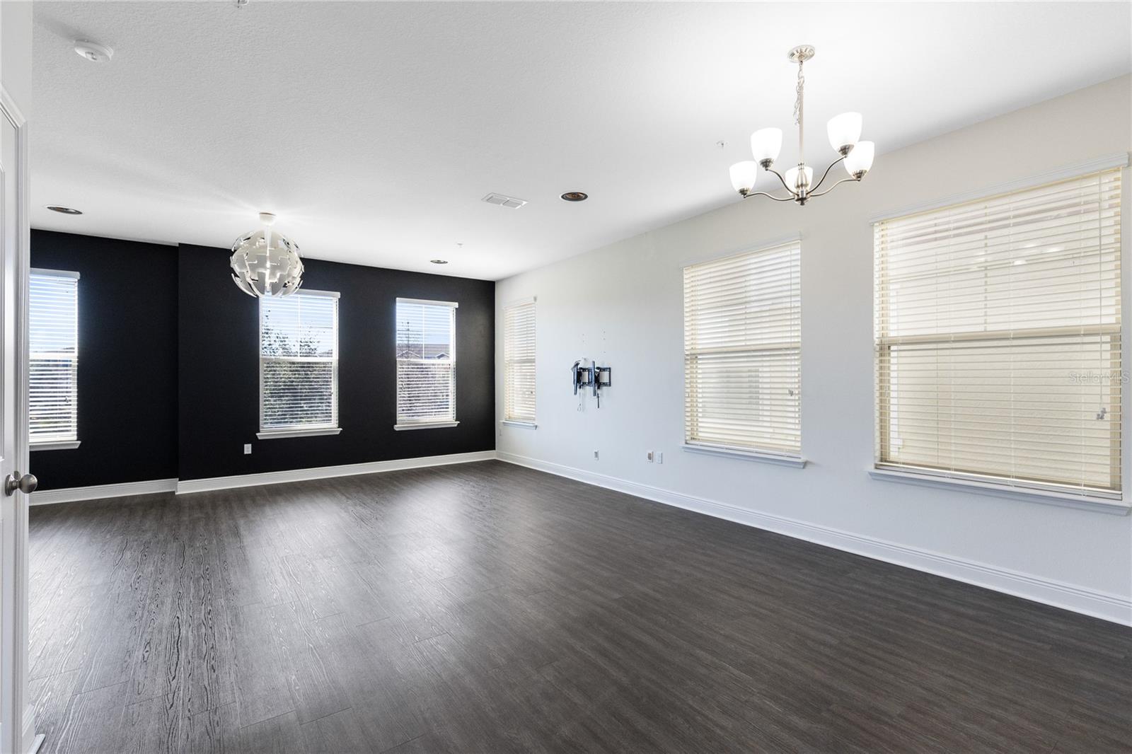 Image 15 of 33 For 10033 Town Lake Dr