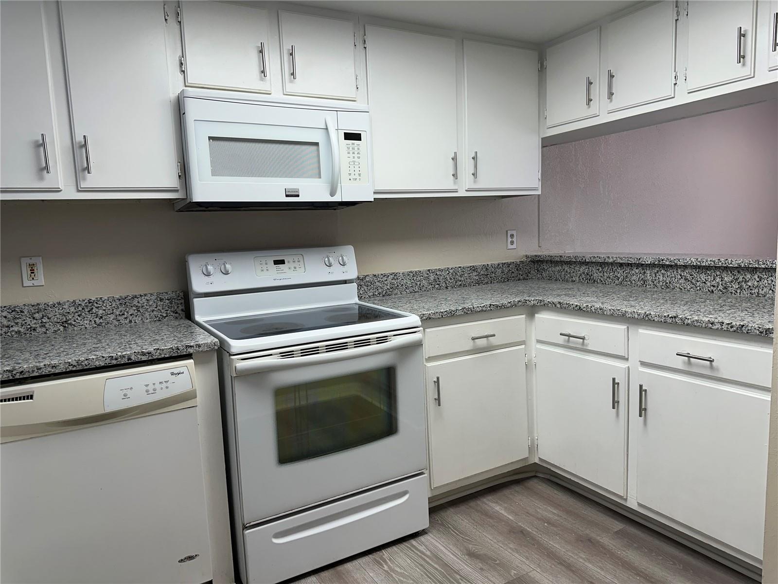 Image 10 of 43 For 627 Grenadine Court S