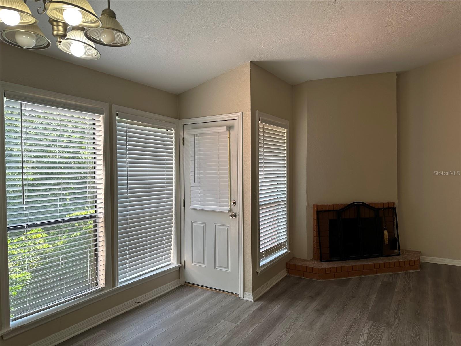 Image 16 of 43 For 627 Grenadine Court S