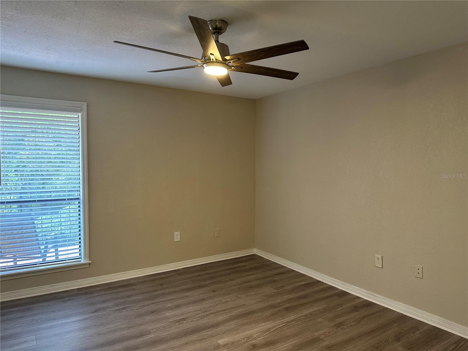 Image 21 of 43 For 627 Grenadine Court S