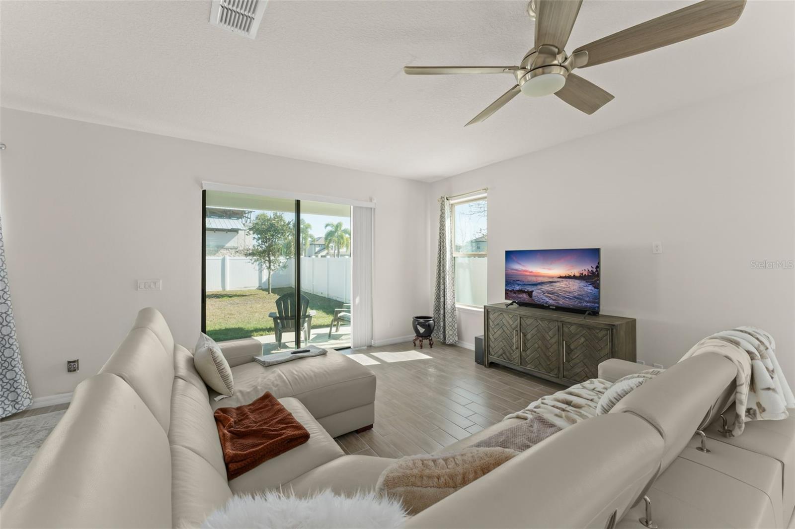 Image 13 of 46 For 9847 Aurea Moss Lane