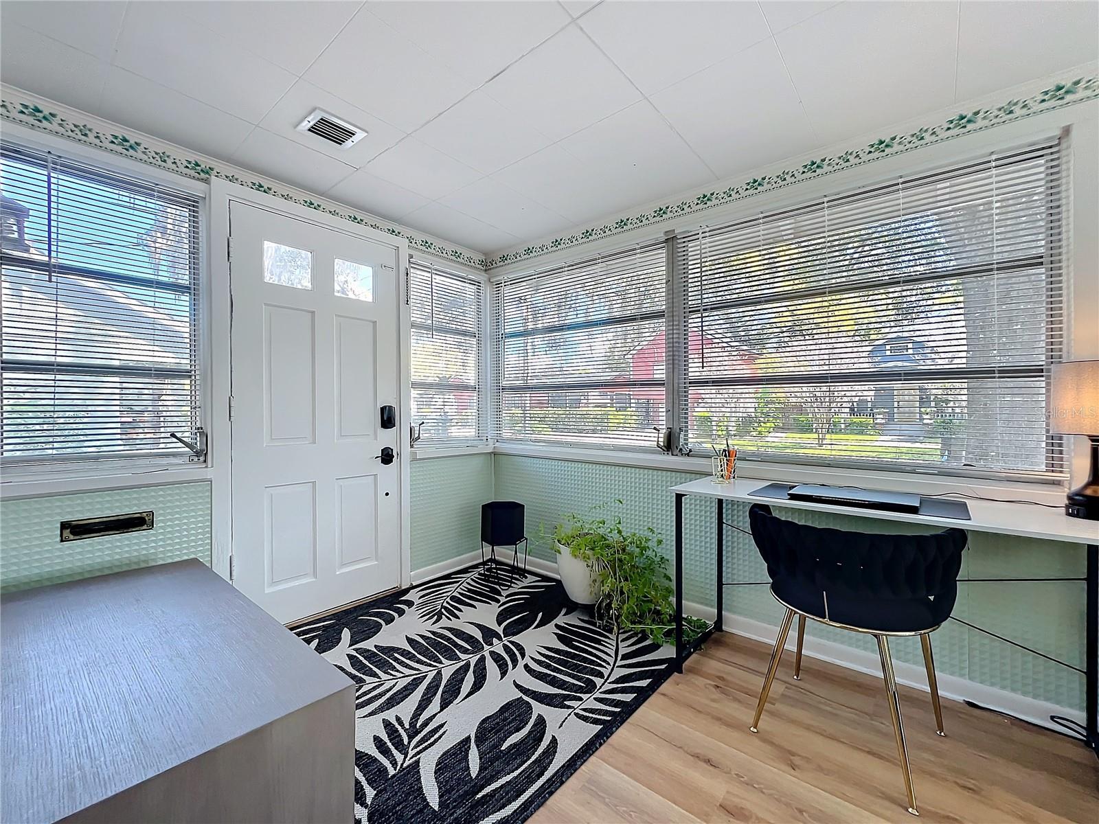 Image 10 of 68 For 16 Lawsona Boulevard