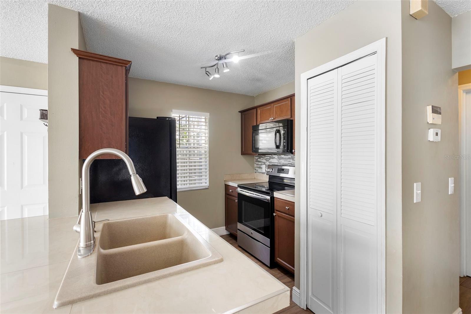 Image 27 of 63 For 942 Bakewell Court 102