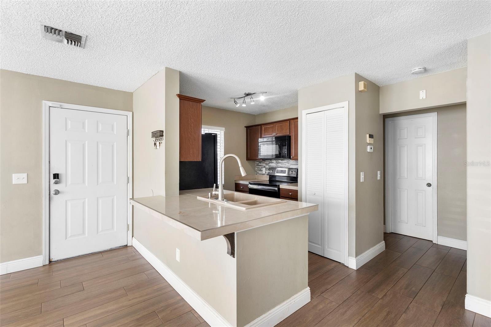 Image 29 of 63 For 942 Bakewell Court 102