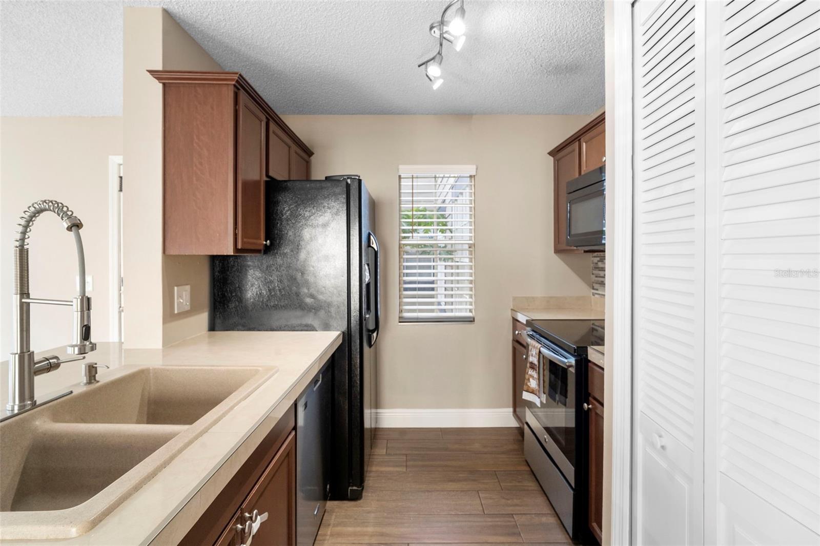 Image 53 of 63 For 942 Bakewell Court 102