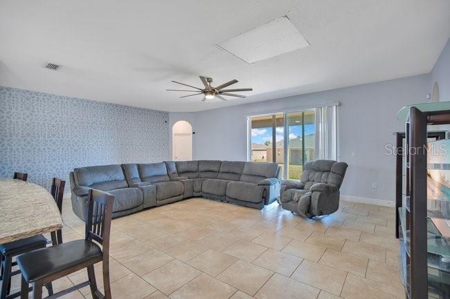 Image 5 of 42 For 1422 Sharon Rose Trace