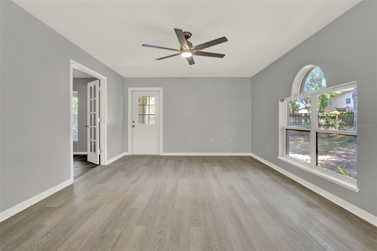 Image 17 of 43 For 809 Deer Glen Court