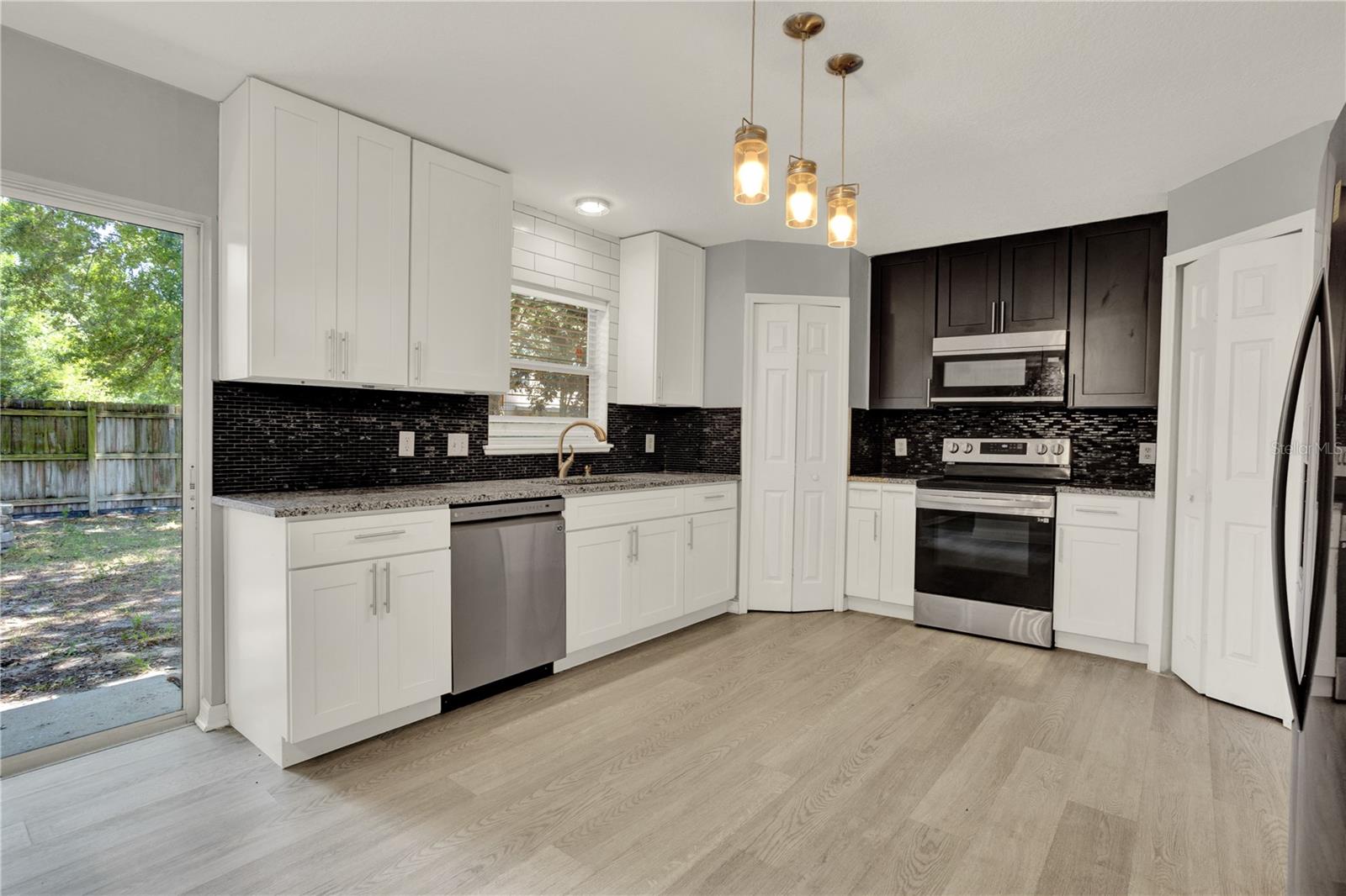 Image 19 of 43 For 809 Deer Glen Court