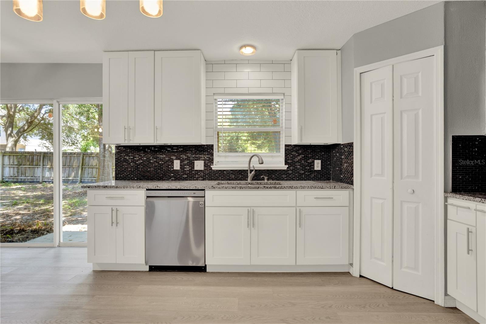 Image 22 of 43 For 809 Deer Glen Court