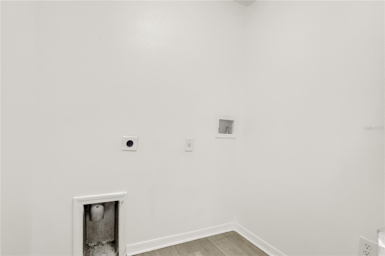 Image 23 of 43 For 809 Deer Glen Court