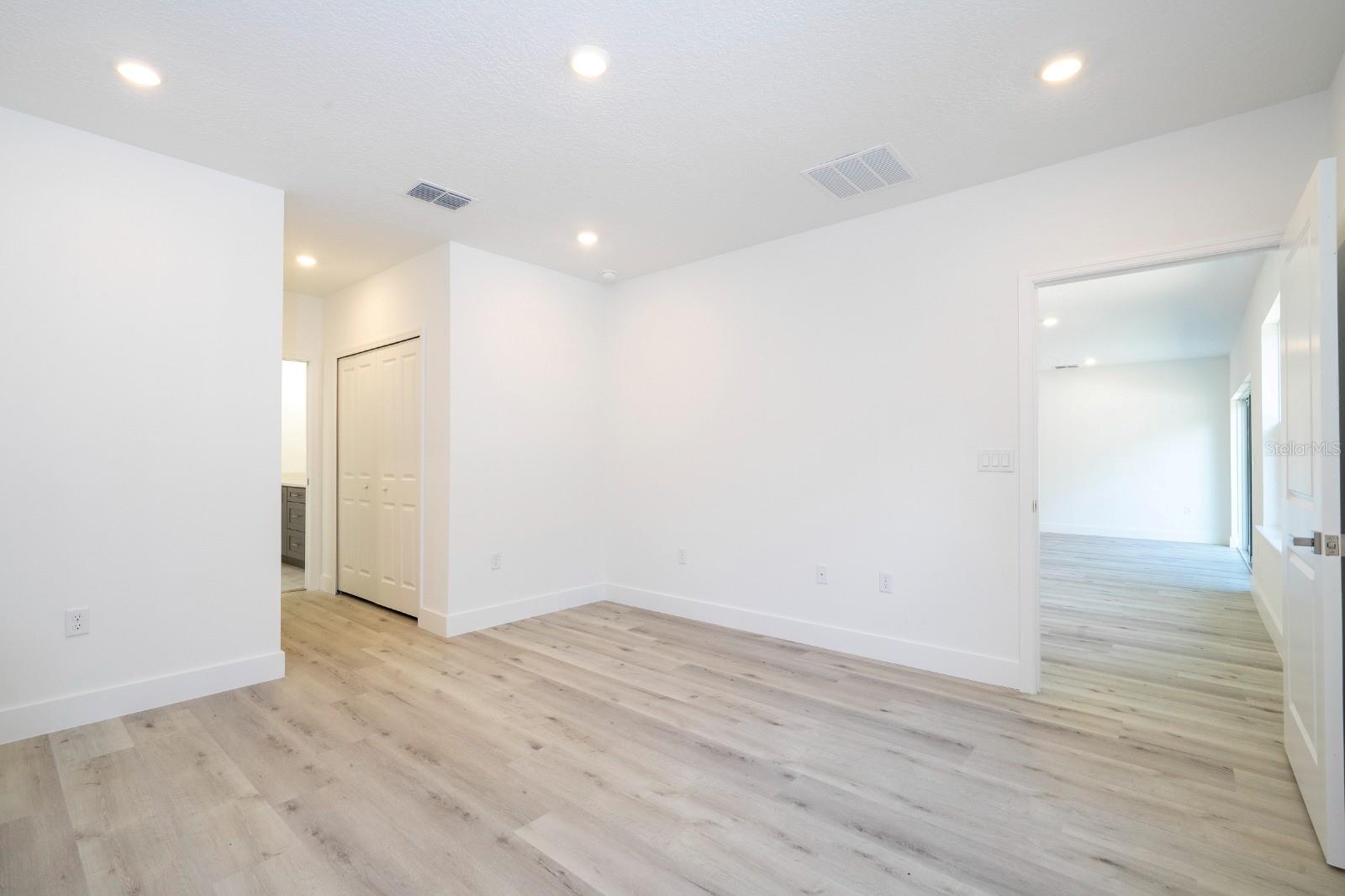 Image 20 of 45 For 1129 Edinburgh Street