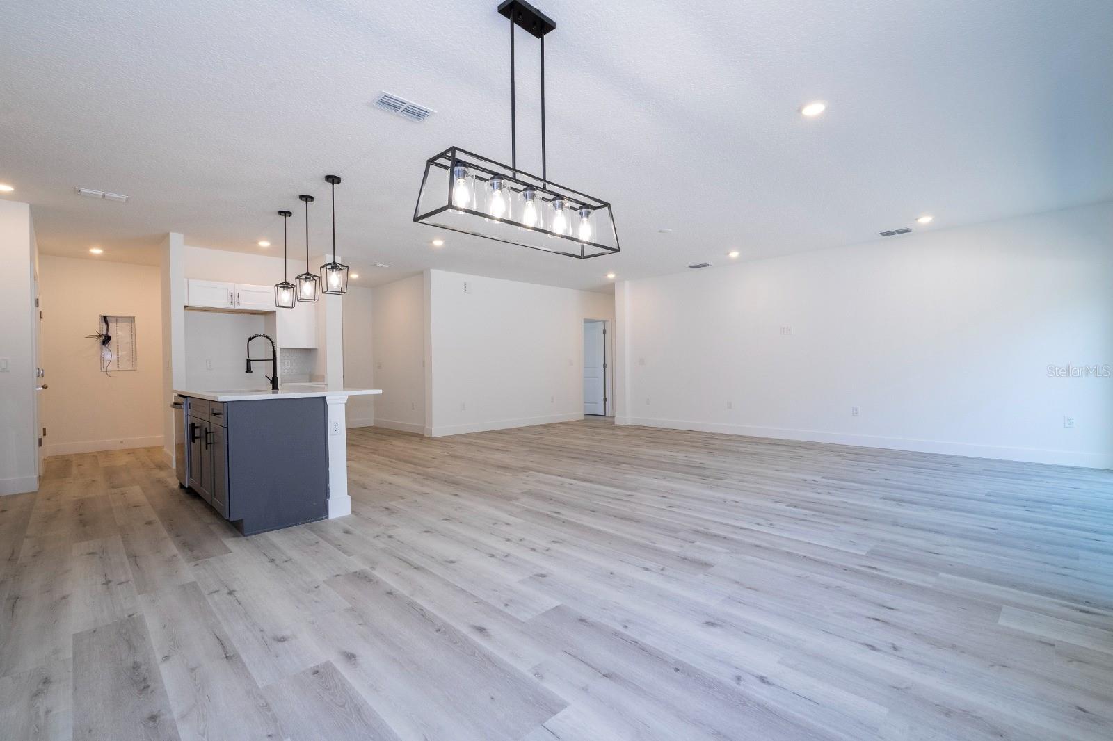 Image 5 of 45 For 1129 Edinburgh Street